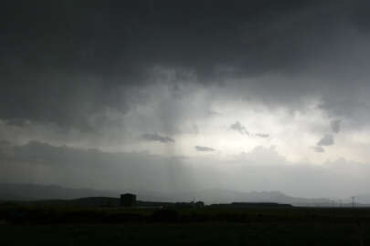 Yüksekova karanlığa büründü, araçlar far yakarak ilerleyebildi