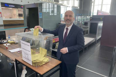 AK Parti Milletvekilleri Sırakaya ve Üçüncü, İstanbul Havalimanı'nda oy kullandı