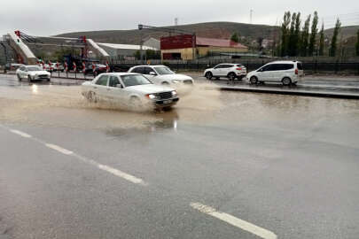 Ankara'da şiddetli yağış sürücülere ve vatandaşlara zor anlar yaşattı