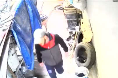 Arnavutköy'de iş yerinden malzeme çalan şahıs kamerada