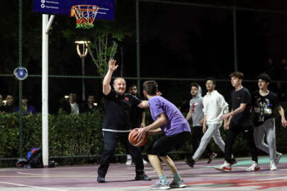 Bakan Varank, ilk kez oy kullanan gençlerle gece yarısı basketbol maçı yaptı