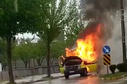 Van'da seyir halindeki minibüs alev alev yandı