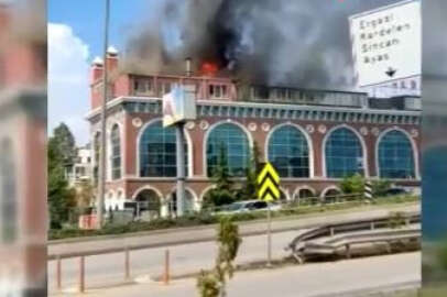 Ankara'da özel bir hastanenin çatısında yangın çıktı