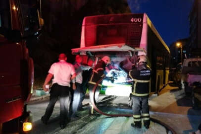 Kocaeli'nde yolcu otobüsünün motor kısmından yükselen duman tedirgin etti