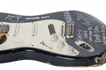 Kurt Cobain’in parçaladığı gitar dudak uçuklatan rakama satıldı!