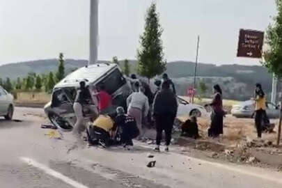 Adıyaman'da otomobil ile hafif ticari araç çarpıştı: 8 yaralı
