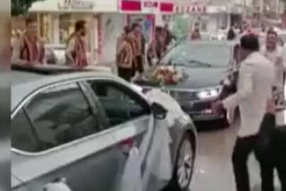 Düğün konvoyları karşılaştı, damatlar karşılıklı oynadı