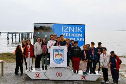 İznik Gölü'nde Minik yelkenciler kıyasıya mücadele etti