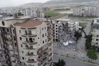 Adıyaman'da ağır hasarlı yapıların yıkımına başlandı