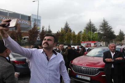 Ahlat’ta tanıtılan Togg’a vatandaşlar ilgi gösterdi