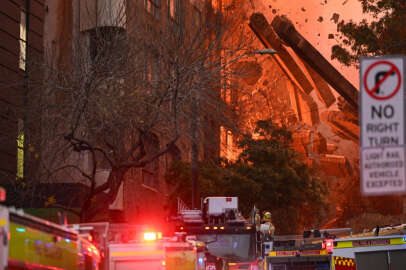 Alevlerin sardığı binanın duvarı bir anda yıkıldı