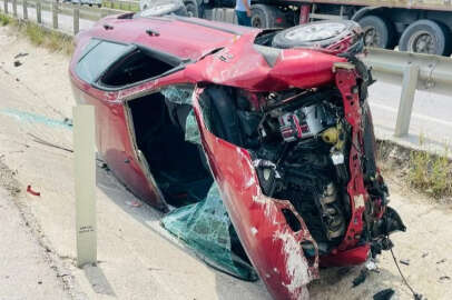 Bursa'da otomobil refüje devrildi