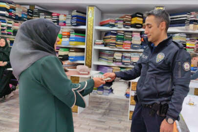 Bursa'da sokakta bulduğu dolarları sahibine ulaştırdı