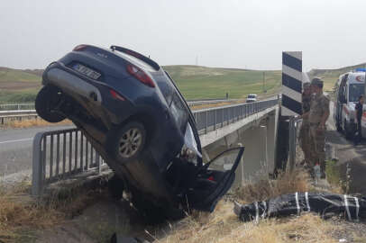 Diyarbakır feci kaza: Otomobil köprüde asılı kaldı, 1 kişi öldü, 3 kişi yaralandı