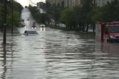 Göle dönen yolda arabasının içinde mahsur kalan kadın gözyaşlarına tutamadı