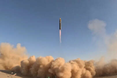 İran orta menzilli yeni balistik füzesini tanıttı