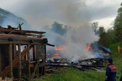 Yıldırım yangına sebep oldu, 2 ev küle döndü