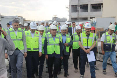 Adalet Bakanı Bozdağ, Şanlıurfa'da şehir hastanesi inşaatını gezdi