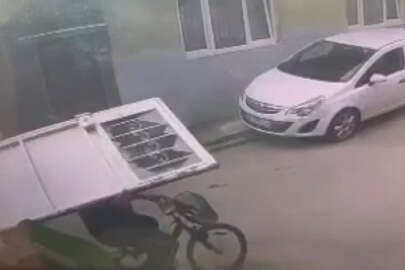 Bursa'da bisikletli hırsız sırtladığı kapıyı böyle taşıdı