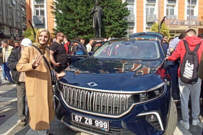 Devrekli vatandaşlar Togg ile fotoğraf çektirmek için sıraya girdiler