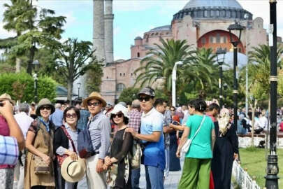 Turist sayısı Nisan'da pandemi öncesi seviyeyi yakaladı