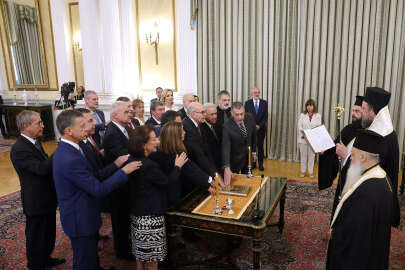 Yunanistan'da geçici hükümet göreve başladı