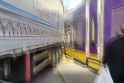 Zeytinburnu'nda tramvay TIR'ın dorsesine çarptı! Seferler aksadı