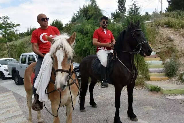 ATLARI İLE OY VERMEYE GELDİLER