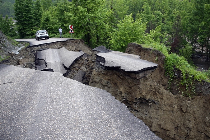 5 köyü ilçeye bağlayan yol çöktü