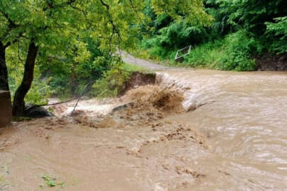 Tokat'ta sel nedeniyle yol ulaşıma kapandı
