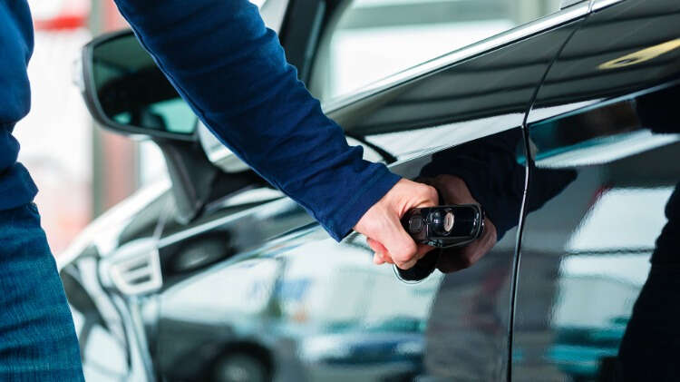 "Otomotiv sektöründe modüler üretim sistemi hakim. Yani çelik üretimi bir yerde, elektronik aksamların üretimi farklı bir yerde gerçekleşiyor. Pandemi süresince üretim ciddi şekilde aksadı. Bununla beraber hammadde ve lojistik problemleri önemli ölçüde etkilendi."