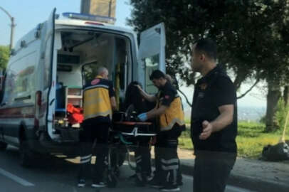 Bursa'da araç direğe çarptı! Yaralılar var