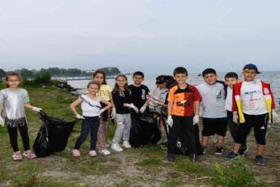 Bursa İznik'te miniklerden sahil temizliği