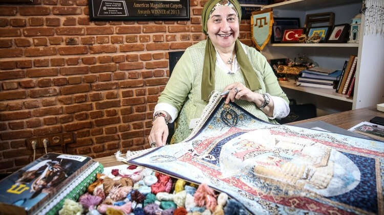 Muradiye Külliyesi`ndeki Şehzade Mustafa Türbesi`ni de ziyaret eden Türedi, ortasında göz bebeğinin içine yerleştirilmiş şehzade motifi bulunan deseni tasarladı.