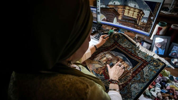 Bursa Büyükşehir Belediyesinden "Bursa İpeği Hayat Buluyor Projesi" için aldığı teklifi değerlendirerek doğup büyüdüğü İstanbul`dan 2017`de kente taşınan Türedi, kentin değerlerini ipek halıya aktarabilmek için desen çalışmaları yapıyor.