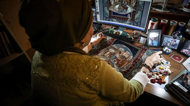 Büyükşehir Belediyesine bağlı Umurbey İpek Üretim ve Tasarım Merkezi`nde çalışmalarını sürdüren Türedi`nin, Ulu Cami, Yeşil Türbe, Tophane, Muradiye Külliyesi gibi mekanları gezerek kurguladığı tasarımlar, ustalar tarafından dokunan ipek halılarla geleceğe taşınıyor.