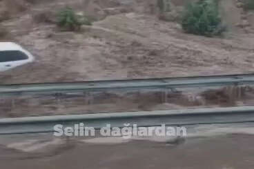 Selin dağlardan getirdiği çamur 2 aracı böyle yuttu