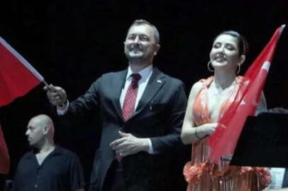 Melek Mosso konseri nedeniyle tepki çeken Belediye Başkanı görevden alındı!