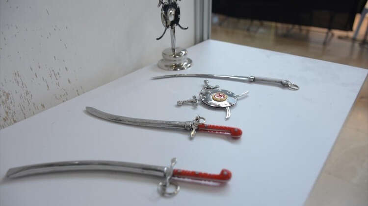 Bursalı 81 yaşındaki Emen, bıçak ve kamaların ilgisini çekmesi üzerine çocukluğunda okulu bırakıp Osmangazi ilçesindeki Kayhan Bıçakçılar Çarşısı`nda bir ustanın yanında çıraklığa başladı.