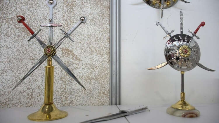 Uzun yıllar mesleğin inceliklerini öğrenen Emen, daha sonra kendi atölyesini açarak kılıç ve bıçak imalatına devam etti.