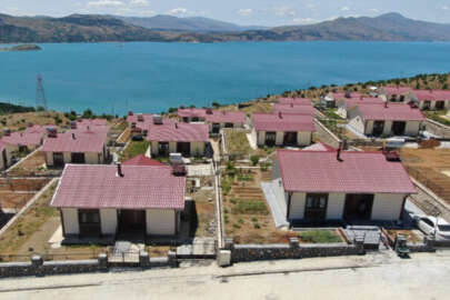 Elazığ'da göl manzaralı köy konutları, tatil köyünü aratmıyor