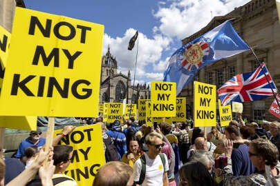 Kral Charles'e ilk İskoçya gezisinde protesto!