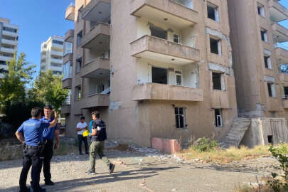 Hasarlı binanın yedinci katından düştü!