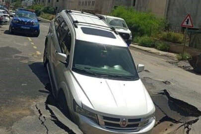 Bodrum’da asfalt yarıldı, içine araç düştü