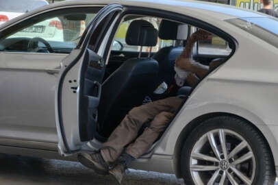 Bursa'da odun keserken ağaç parçası koluna saplandı!