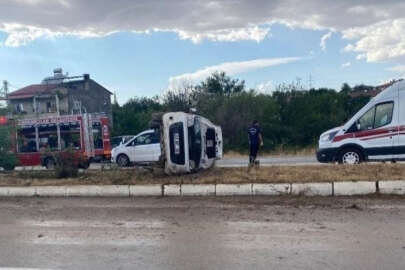 Elazığ'da hafif ticari araç yan yattı! Yaralılar var