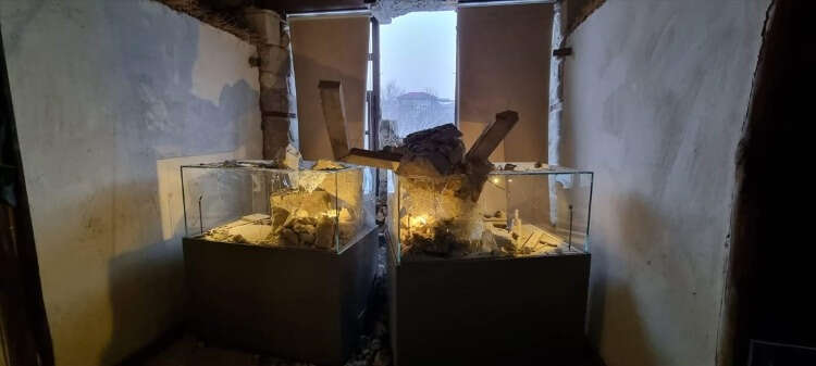 Bakanlıktan yapılan açıklamaya göre, 6 Şubat`taki Kahramanmaraş merkezli depremlerde ciddi zarar gören tarihi yapıların aslına uygun tamiratı ve güçlendirilmesi çalışmaları sürüyor.