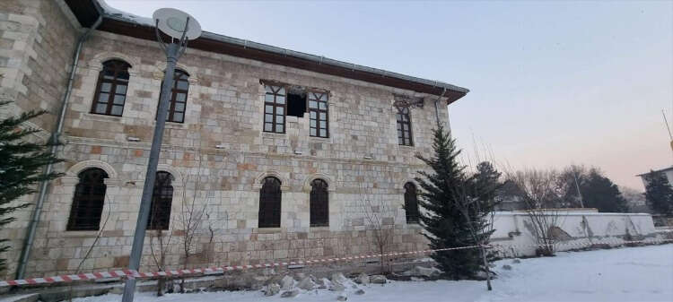 Hasar gören tarihi yapılar, Kültür Varlıkları ve Müzeler Genel Müdürlüğü ile Vakıflar Genel Müdürlüğünce onarılacak.