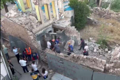 Kilis’te depremde ağır hasar alan bina çöktü!