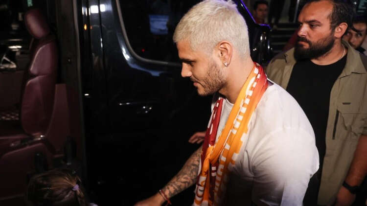 "Geçen sezon eğlendiğimiz gibi bu sezon da çok eğleniriz umarım. Türkiye`nin en büyük kulübündeyim. Burada olduğum için çok mutluyum. Bu sezon da Galatasaray`ın Türkiye`nin en büyük kulübü olduğunu göstermemiz gerekiyor. Maç maç gitmemiz gerekiyor. Geçen sezon da o şekilde şampiyon olduk. Şimdi de böyle yapmalıyız. Birçok gol atacağım. Stadyumda bol bol `Aşkın Olayım` şarkısını dinleyeceğiz" dedi.